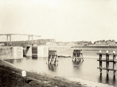 220733 Gezicht op de voorhaven (ged.) en het zuidelijke sluishoofd van de Koninginnensluis, met de Emmabrug (Hoge Brug) ...